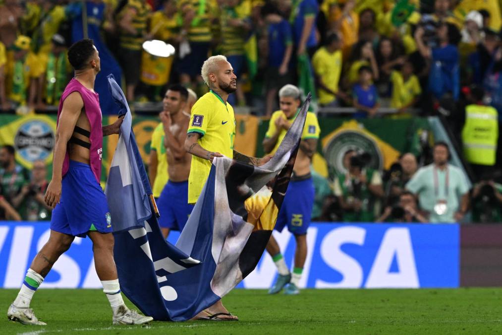 Neymar cargo el banner y lo llevó hacia sus compañeros.