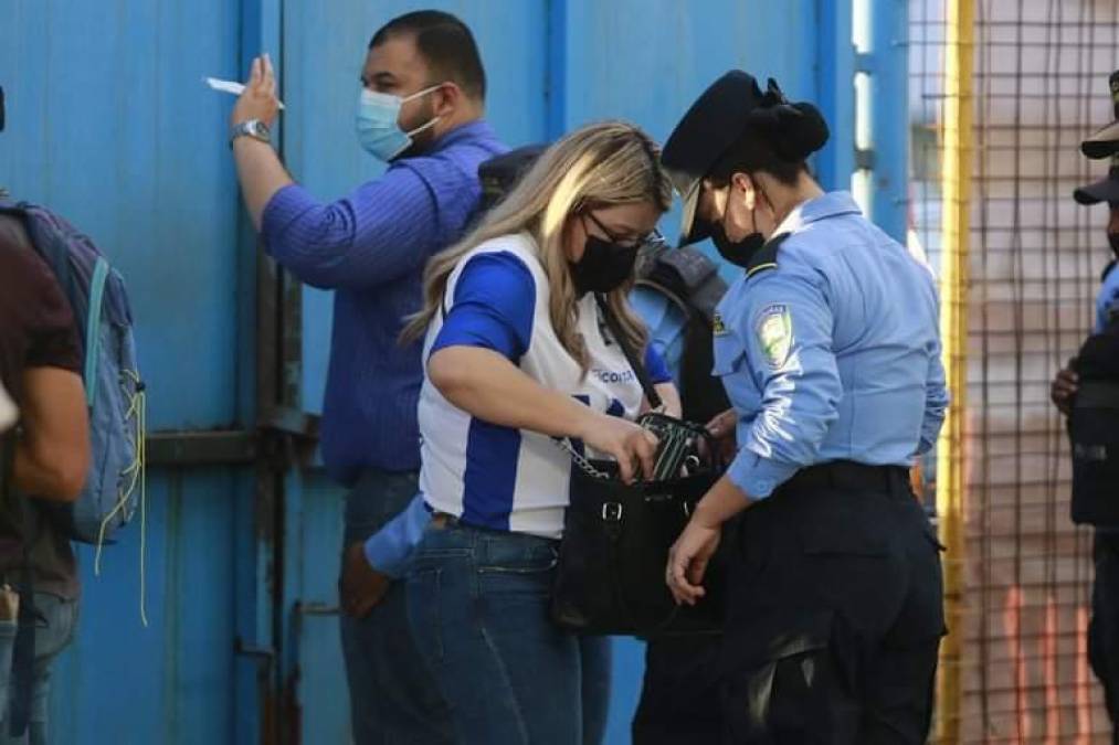 La Policía Nacional ha estado implecable con la seguridad en la entrada al estadio.