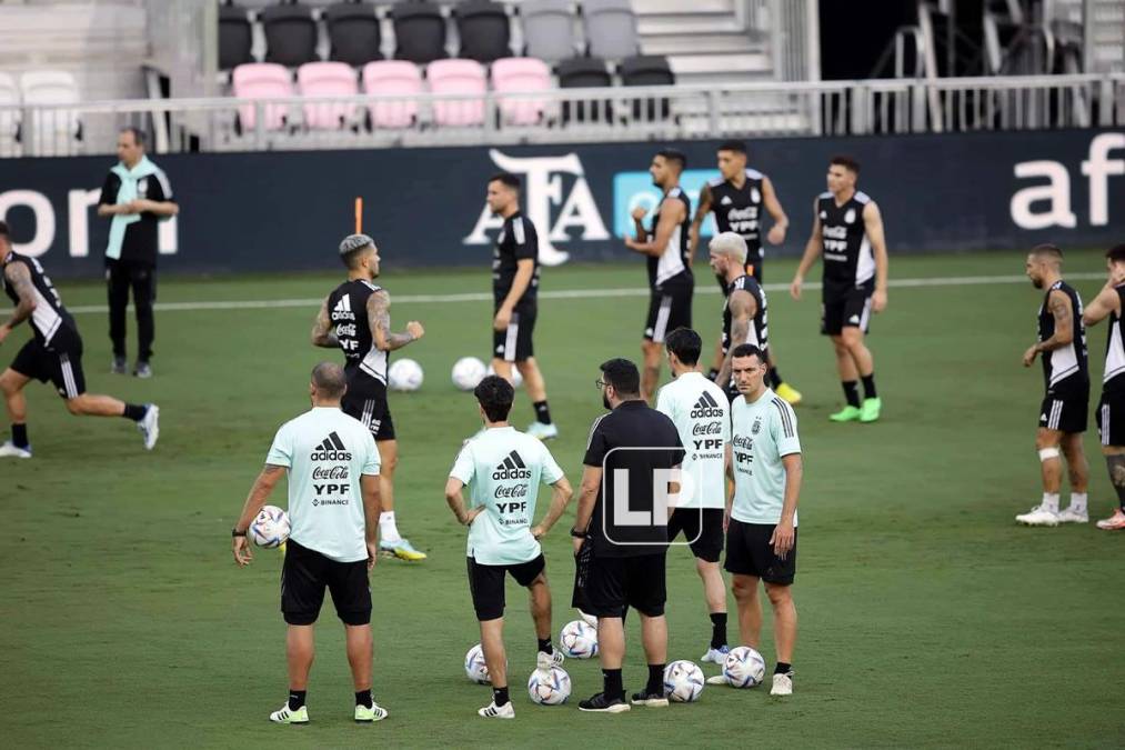 Scaloni estuvo afinando detalles en el último entrenamiento de su equipo.