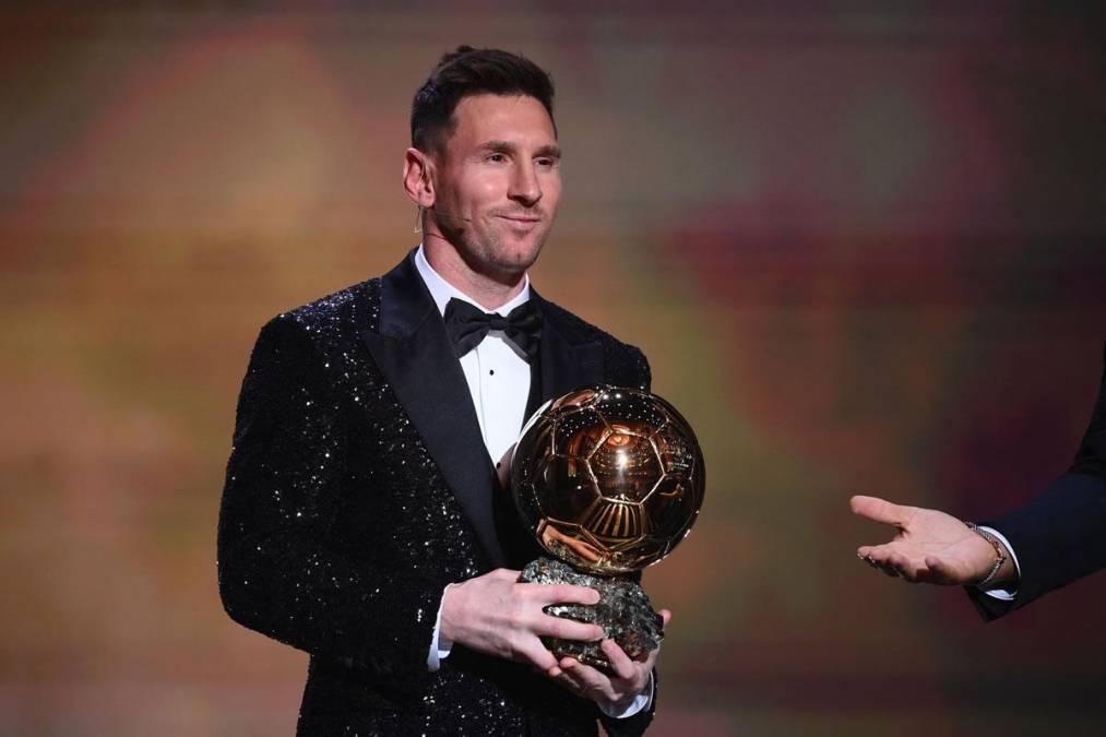 Messi posando para los fotógrafos con su Balón de Oro 2021.