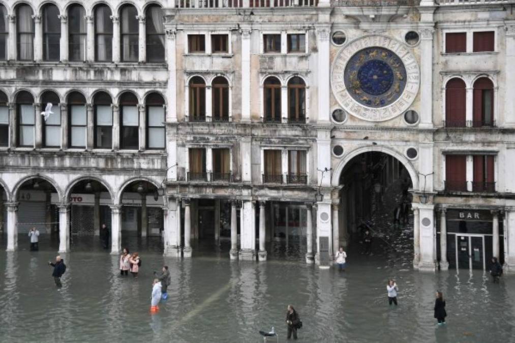 Según los medios de comunicación italianos, el episodio de marea provocó la muerte de dos personas, una de ellas veneciana, de 78 años, que murió electrocutada mientras intentaba iniciar electrobombas en su vivienda inundada.