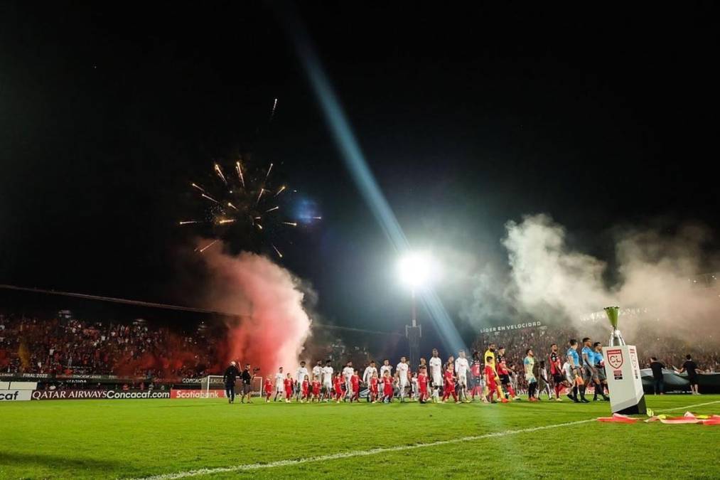 La salida de los equipos titulares de Alajuelense y Olimpia a la cancha del Alejandro Morera Soto.