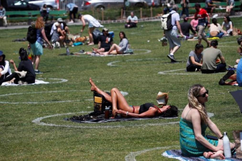 En San Francisco, las autoridades marcaron los espacios en parques para que las personas puedan realizar sus picnics o tomar el sol guardando la distancia social.
