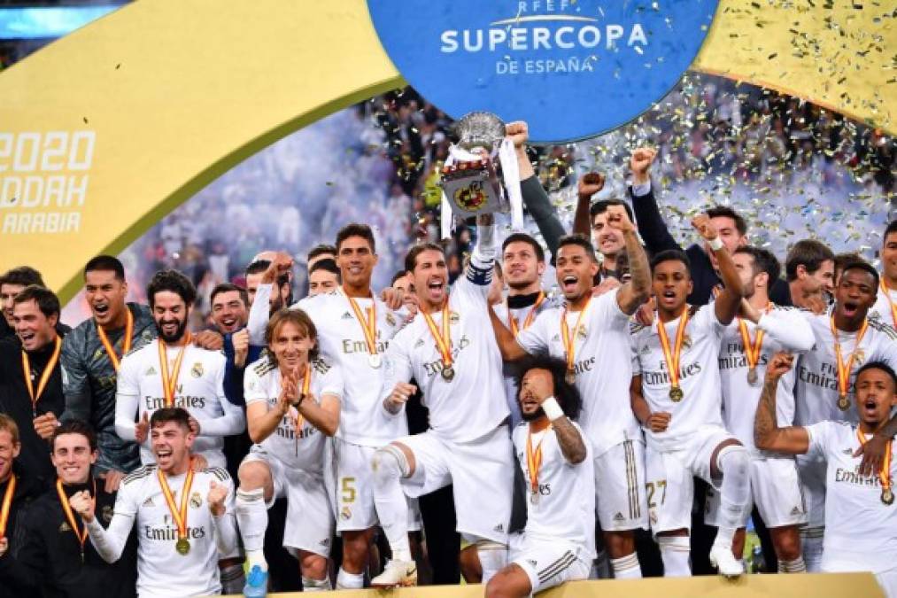 Los jugadores del Real Madrid celebrando con el trofeo de campeones de la Supercopa de España.