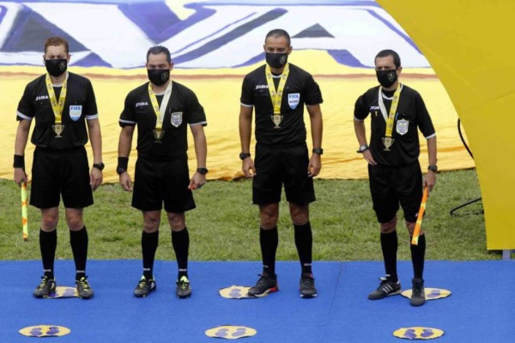 La cuarteta arbitral comandada por Héctor Rodríguez recibió sus medallas en la Gran Final.