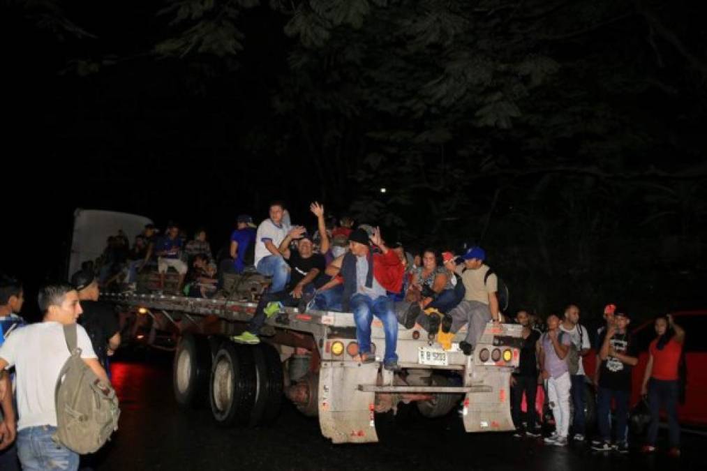 Pese a que estaba previsto que salieran hasta este martes, los migrantes hondureños decidieron salir anoche con rumbo hacia la frontera con Guatemala. Imagen EFE