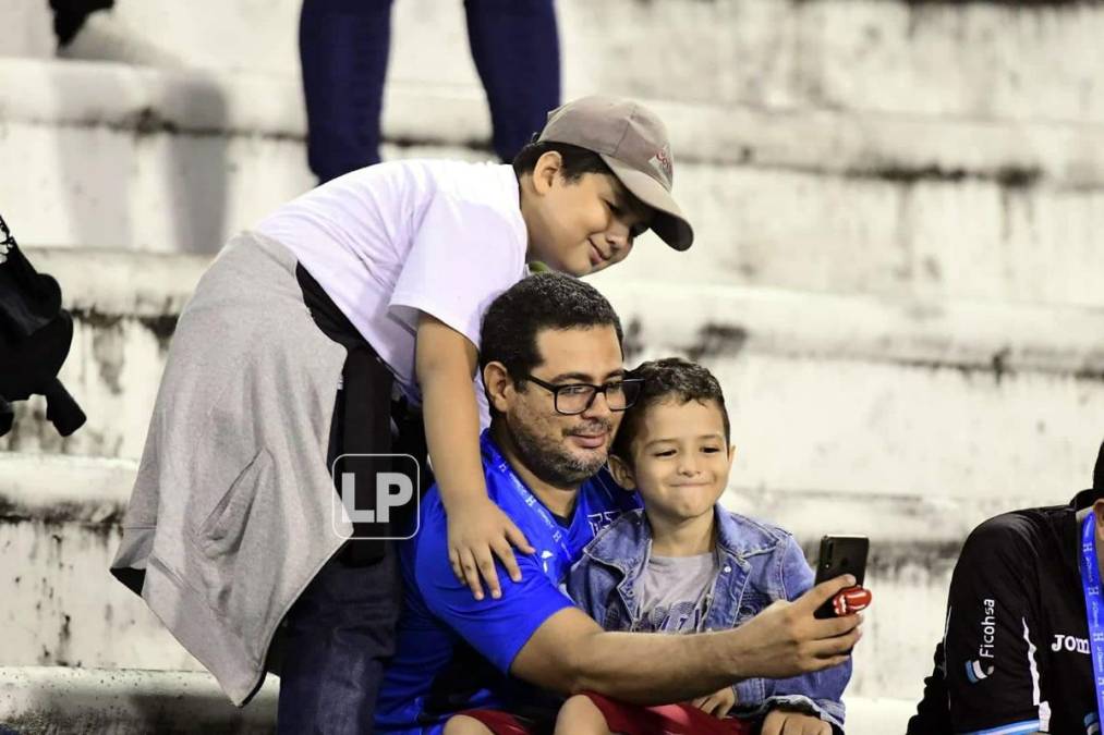 Las familias hondureñas se hicieron presentes en el estadio Olímpico para alentar a la Bicolor.