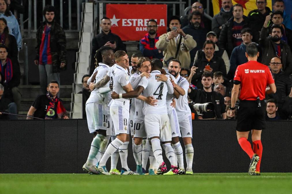 Los jugadores del Real Madrid celebrando en una esquina del Spotify Camp Nou el 0-3.