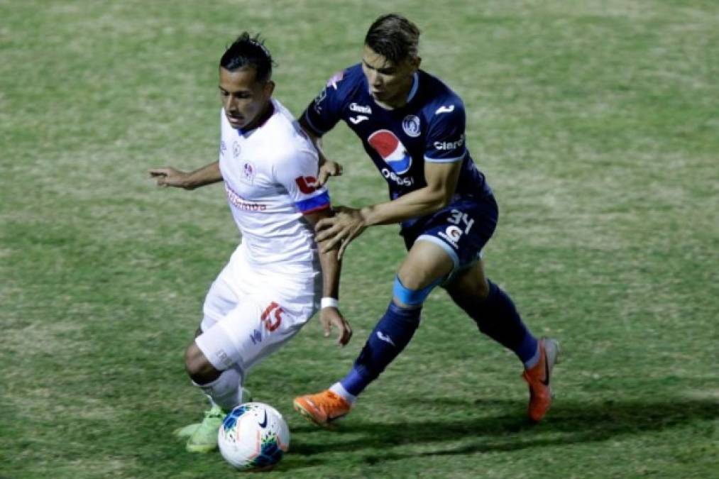 Edwin Rodríguez cubre el balón ante la marca de Kevin López.