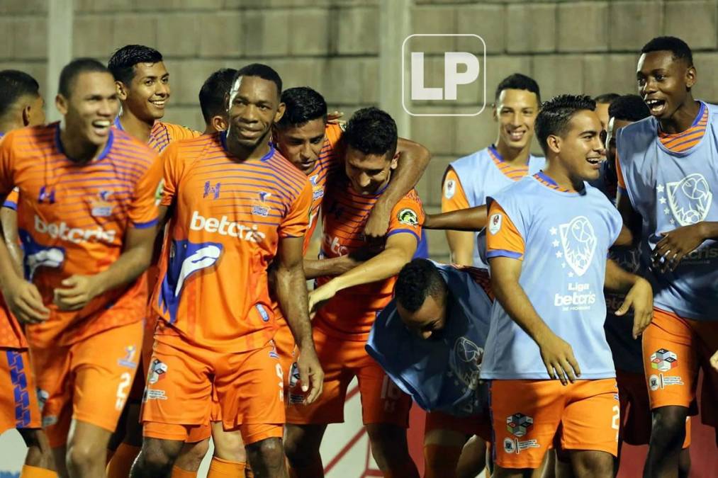 Jugadores de la UPN felicitaron a Johnny Leverón tras su gol para la victoria ante Marathón.