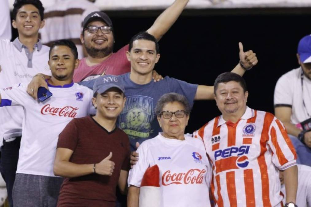Aficionados de todas las edades llegaron en una gran cantidad al estadio Olímpico de San Pedro Sula para disfrutar del Olimpia vs Seattle Sounders.