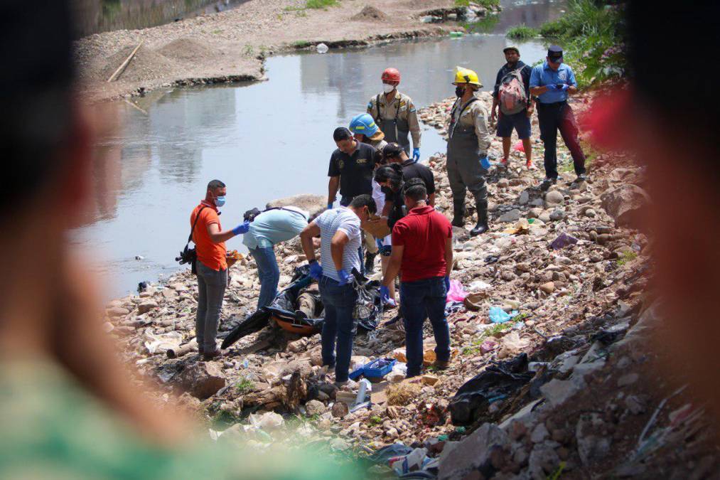Fiscales protestan frente a cadáver en río de Tegucigalpa