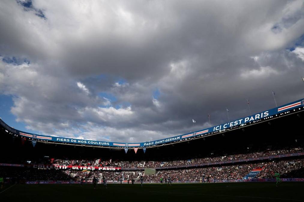 Cuando se anunció a Messi como titular, la afición del PSG decidió silbar el nombre del argentino.