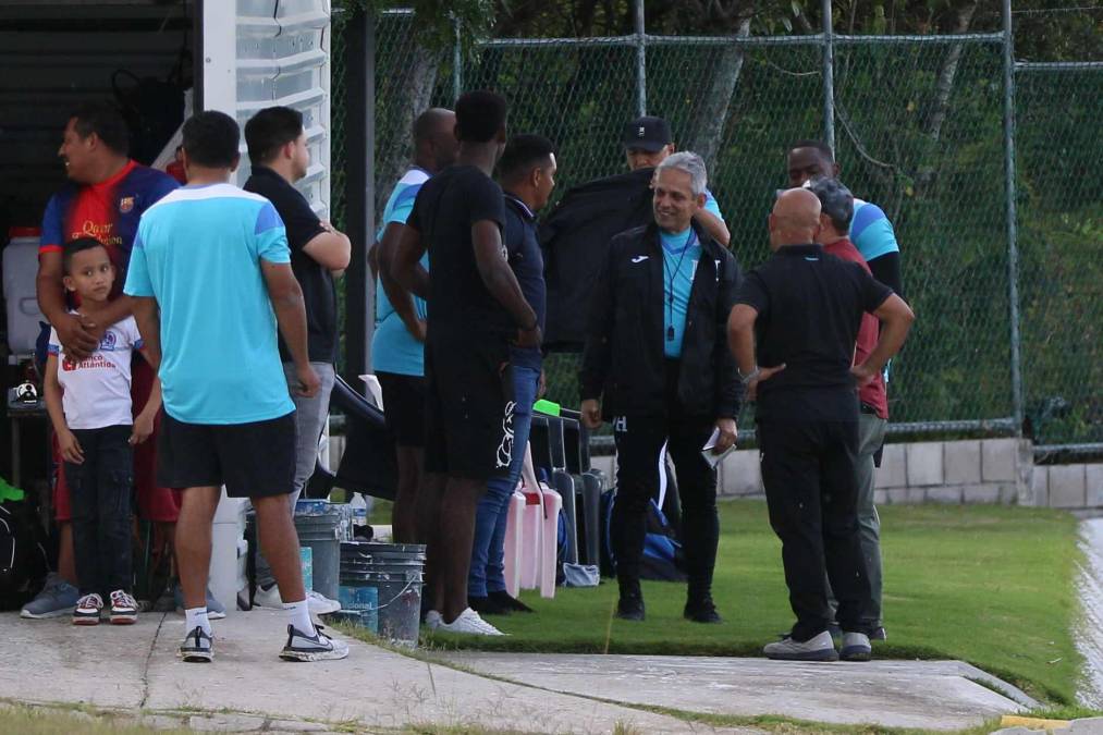 Carlos Will Mejía y Osman Madrid, miembros del Olimpia, dialogaron unos minutos con el entrenador de Honduras, Reinaldo Rueda.