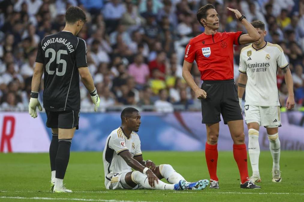 Tras finalizar el partido, Carlo Ancelotti, técnico del Real Madrid, confirmó que David Alaba sufre una lesión muscular que le impedirá jugar en Girona el sábado y que Antonio Rüdiger acabó con molestias.
