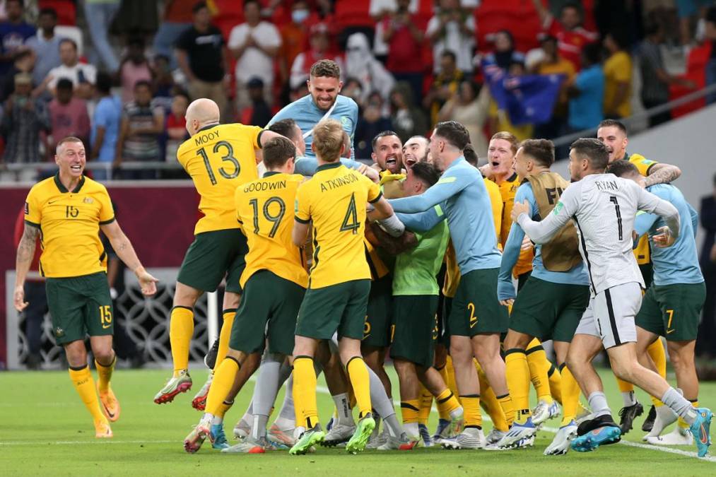 Los jugadores de Australia celebran la clasificación al Mundial de Qatar 2022.