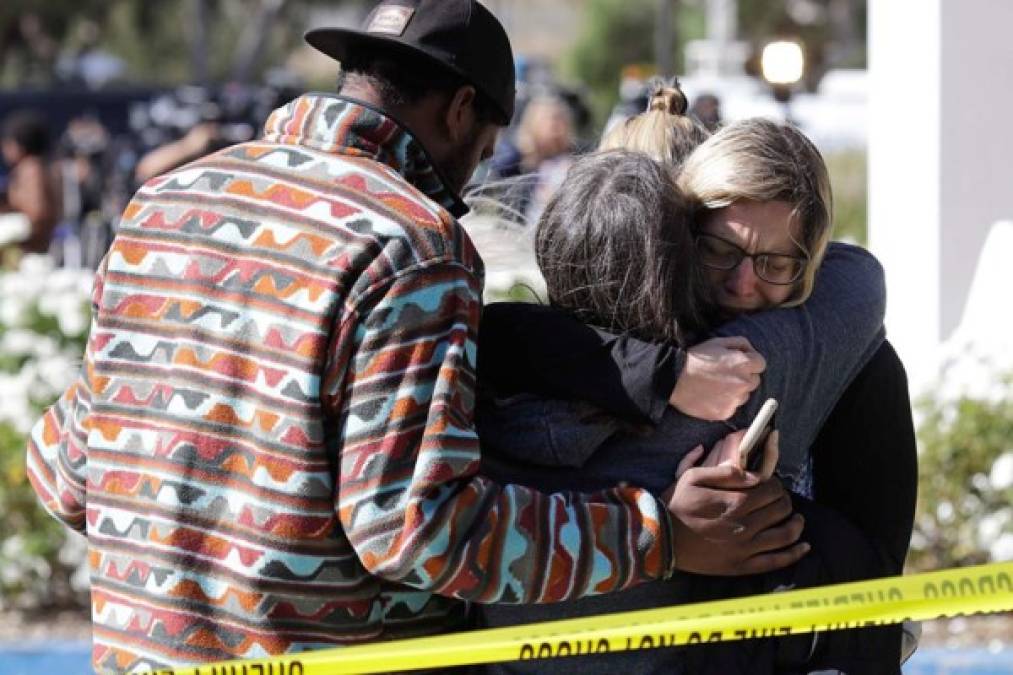 Doce muertos y veinticinco heridos deja tiroteo en un bar de California<br/><br/>Un tiroteo ocurrido poco antes de la medianoche en un bar de Thousand Oaks (California, EEUU), a unos 55 kilómetros al noroeste de Los Ángeles, se saldó con doce muertos, entre ellos un policía, y veinticinco heridos, además del suicidio del atacante, identificado como Ian David Long.<br/><br/>El incidente se produjo en torno a las 23.20 horas (7.20 GMT) en el Borderline Bar & Grill, donde el presunto autor, encapuchado y vestido completamente de negro, abrió fuego en primera instancia contra el portero, entró en el local y descargó contra más empleados, antes de disparar indiscriminadamente dentro del club, explicó a los medios el sheriff del condado de Ventura, Geoff Dean.<br/>