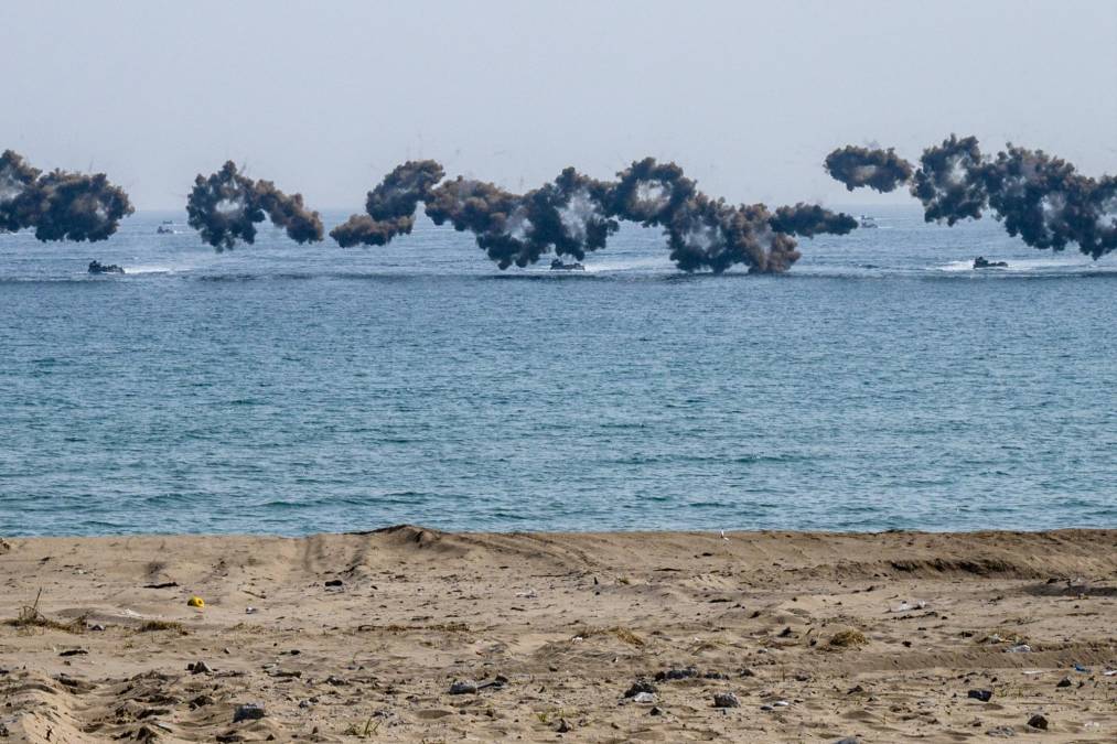 Corea del Sur y EEUU exhibieron hoy, por primera vez en cinco años, un gran operativo de desembarco anfibio enmarcado en Ssangyong, una maniobras militares cuya escala se ha incrementado como advertencia a Pionyang, que ha mostrado su enojo con nuevos test de armas.