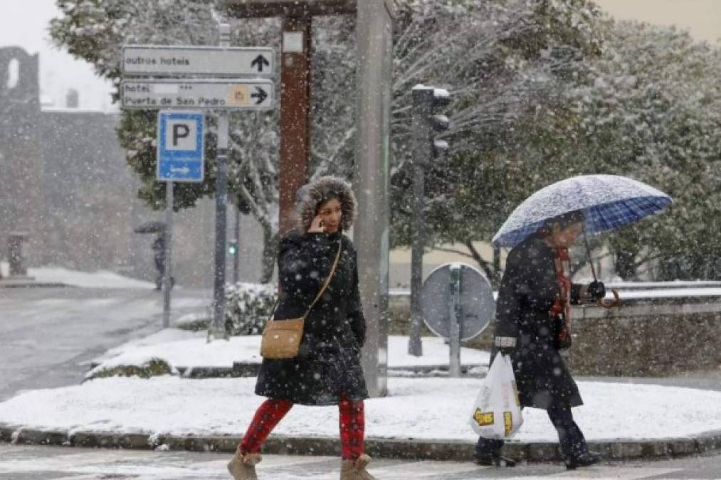 El frío y la nieve no matan al virus. La OMS explica que la temperatura normal de nuestro cuerpo se mantiene en torno a 36,5 ºC y 37 ºC, independientemente de la temperatura que haga en el exterior o del clima, por lo que el hecho de que haga frío o nieve no va a hacer que el nuevo coronavirus se elimine.