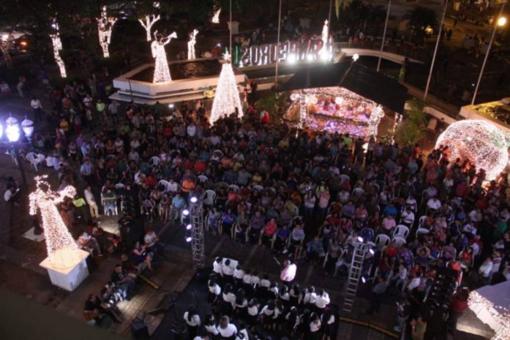 Desde el primero de diciembre la Municipalidad de San Pedro Sula inauguró oficialmente la Navidad con un hermoso pesebre que adorna la ciudad.