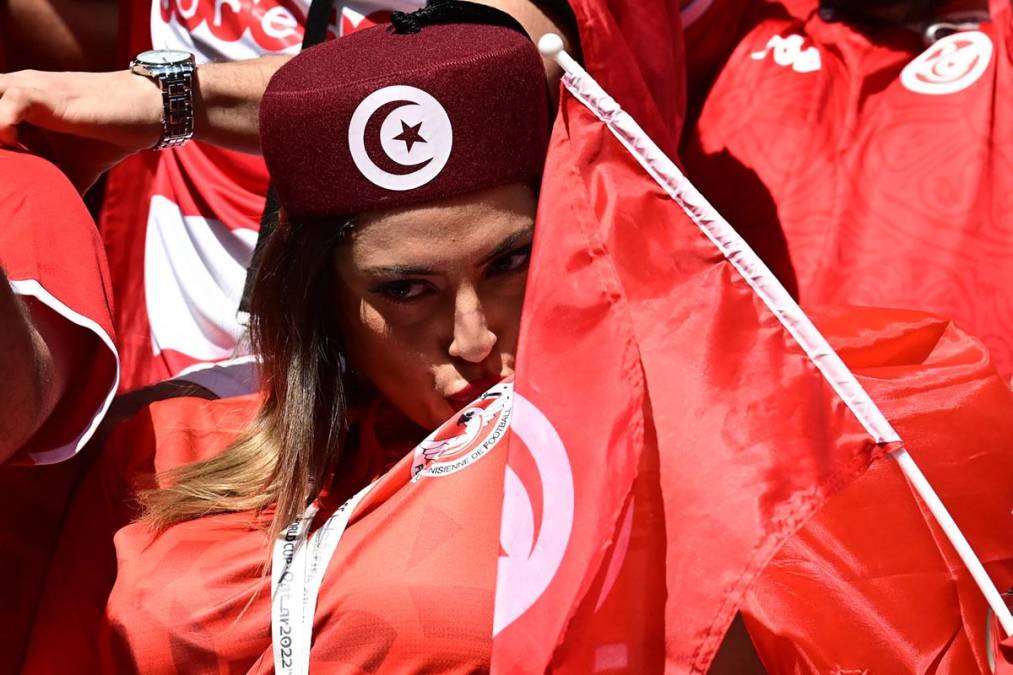 Esta aficionada tunecina muestra su amor por los colores de su país.
