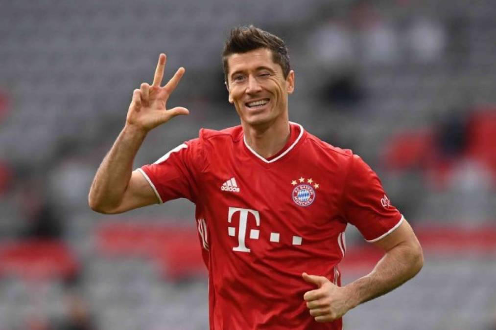 El Chelsea se plantea fichar a Robert Lewandowski. La idea del club inglés de contratar a un delantero de talla mundial les ha llevado a pedir que se les mantenga informado sobre la situación del polaco en el Bayern Múnich, según informa Goal. Aunque el equipo alemán se opone firmemente a una venta este verano, el jugador de 32 años podría verse tentado por una nueva aventura en el extranjero.