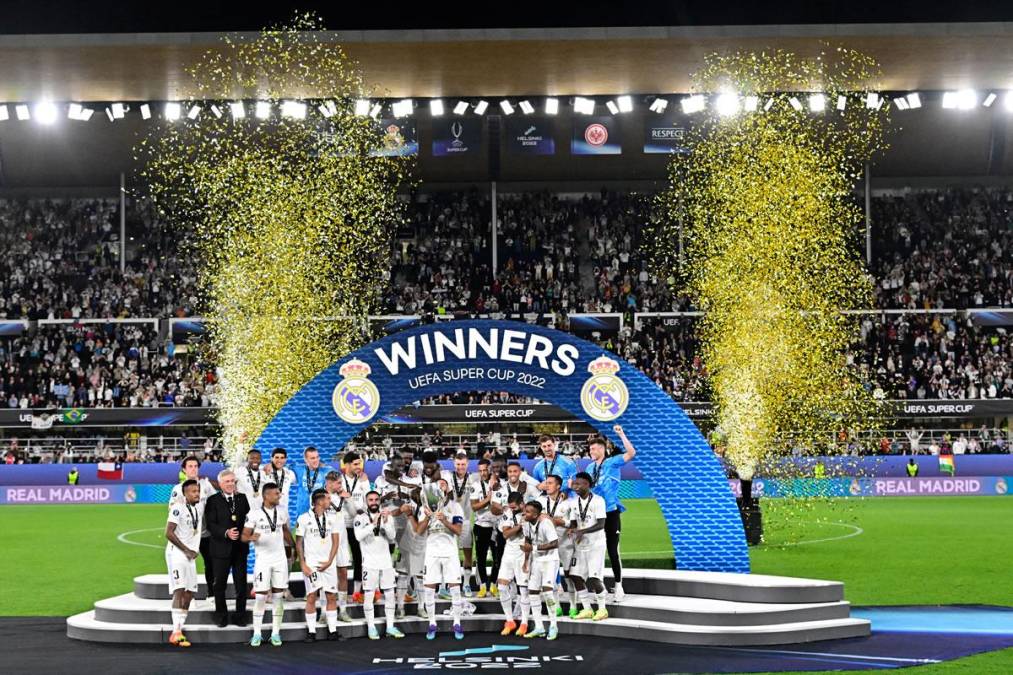 La fiesta del Real Madrid con el trofeo de la Supercopa de Europa.