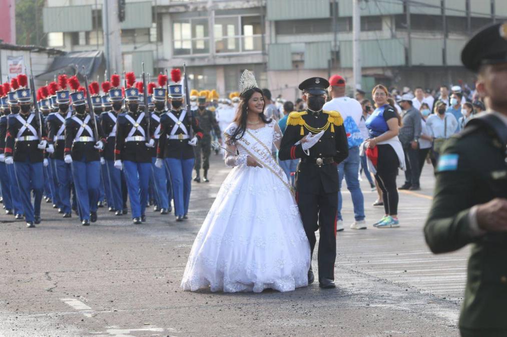 Elegancia, honor y aplomo, las Fuerzas Armadas se lucen en el Día de Independencia