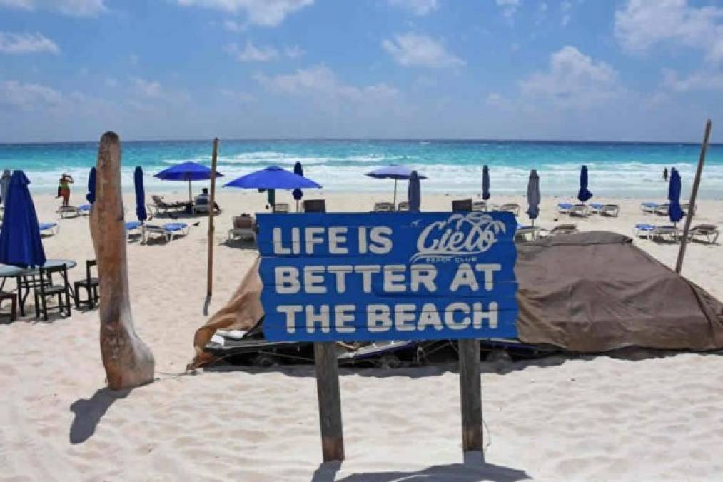 Vista de la playa casi vacía de un resort en Cancún, estado de Quintana Roo, México, el 28 de marzo de 2020.