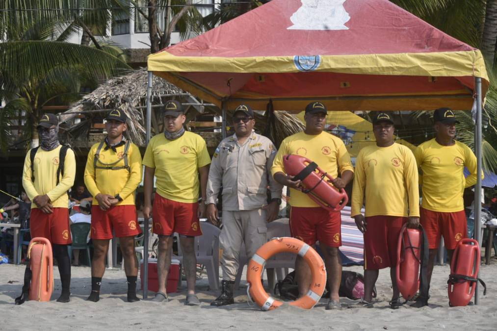 Miembros de la Policía Nacional, el Cuerpo de Bomberos y la Cruz Roja se han organizado a lo largo de la playa para resguardar a los turistas.