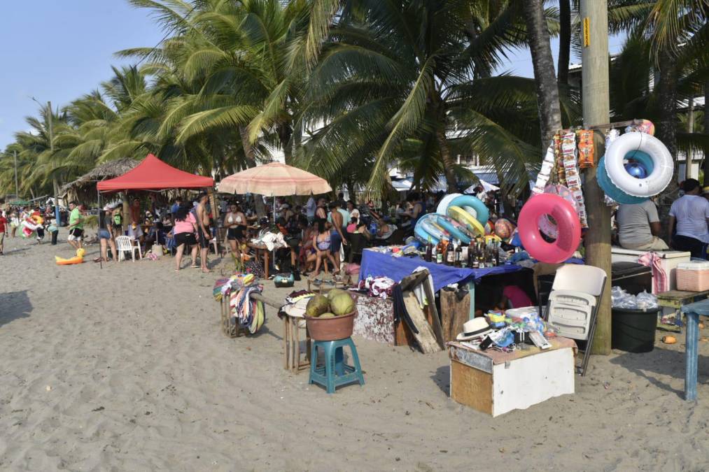 Los vendedores ambulantes expresaron que esperan que durante el fin de semana continúen llegando más visitantes