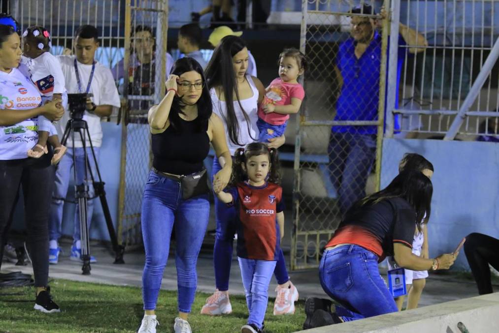 A la cancha del estadio Ceibeño salieron los hijos de los jugadores del Victoria y Vida antes del inicio del partido.