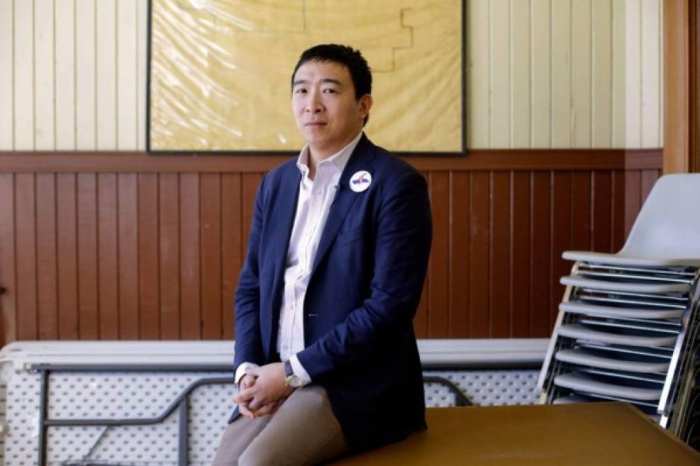 - Andrew Yang -<br/><br/>Este empresario poco conocido, nacido en 1975, se lanzó a la candidatura silenciosamente a fines de 2017, con la advertencia del peligro que representan las nuevas tecnologías para los trabajadores estadounidenses