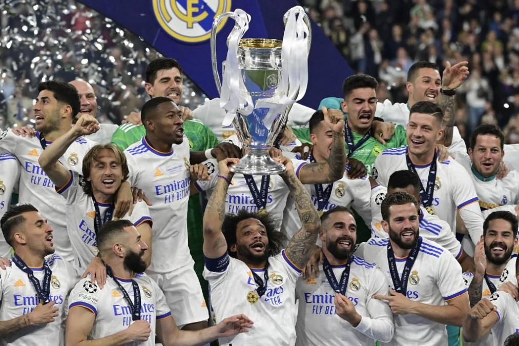 El momento en donde Marcelo levanta la Copa. La euforia fue total en la plantilla del Real Madrid.
