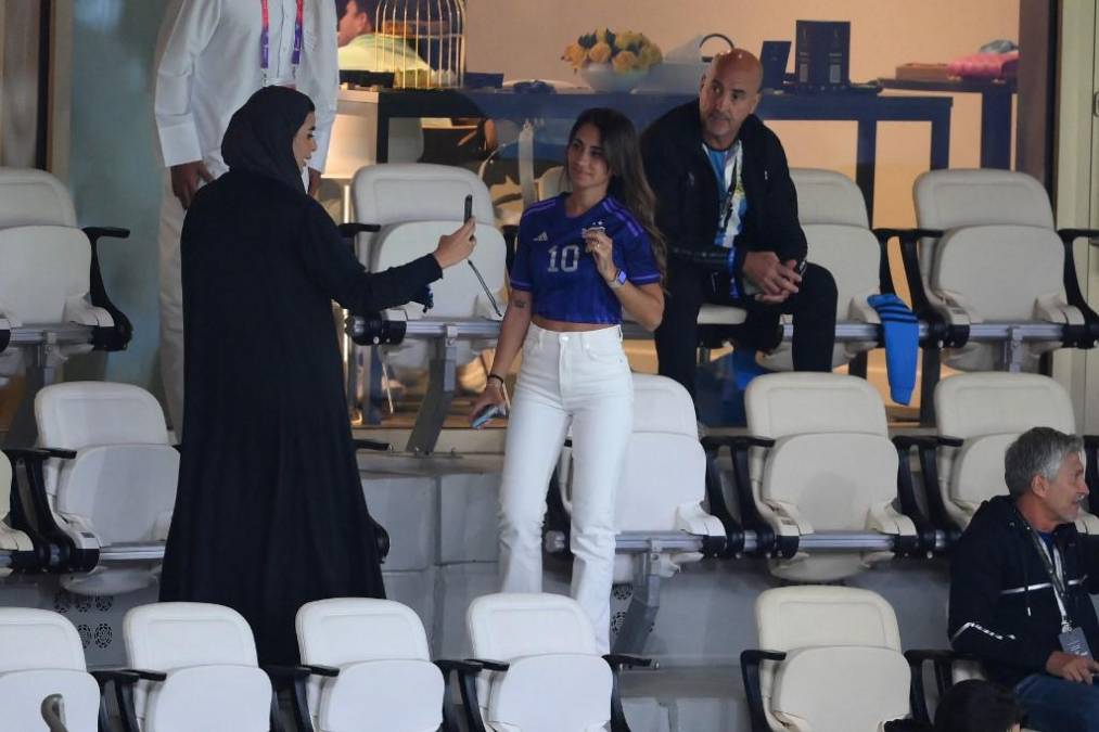 Una mujer qatarí le tomó una fotografía en el estadio a Antonela Roccuzzo.