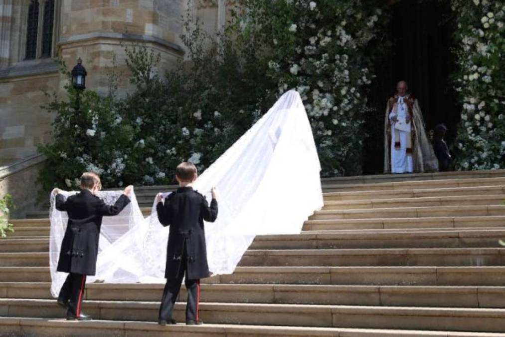 La ex actriz estadounidense de 37 años relató que su velo incluía un homenaje a los 53 países de la Commonwealth en forma de bordados florales realizados a mano y que representan la flor típica de cada región.