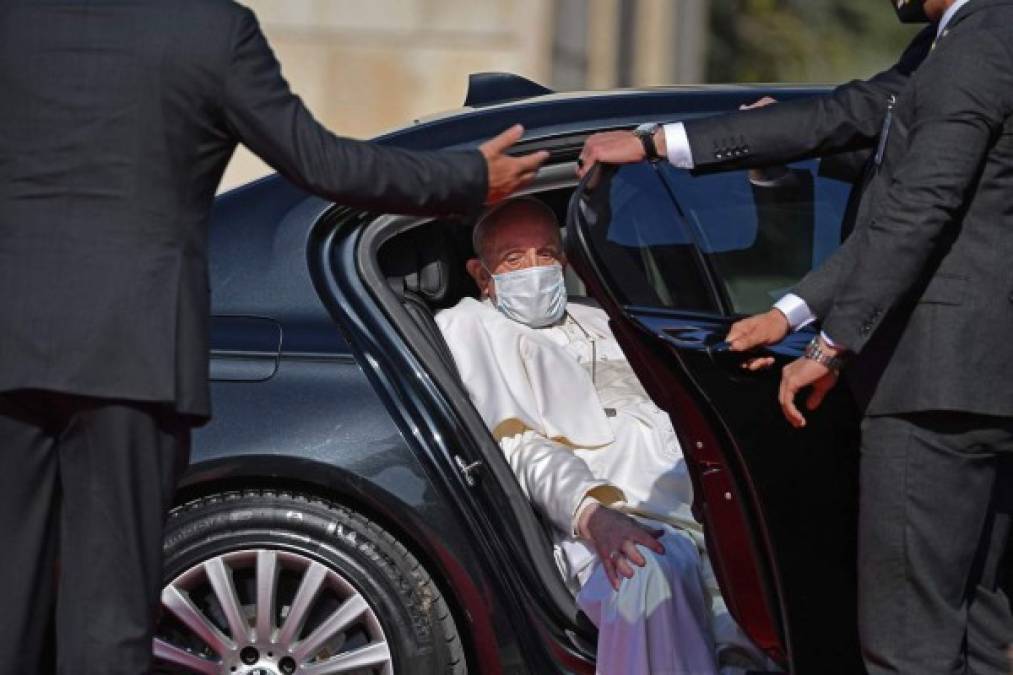 Según fuentes de la seguridad de la presidencia iraquí, el coche que utilizó el papa para trasladarse desde el aeropuerto de Bagdad al palacio presidencial para entrevistarse con el presidente, el kurdo Barham Salih, era un 'BMWwi750 special' blindado.