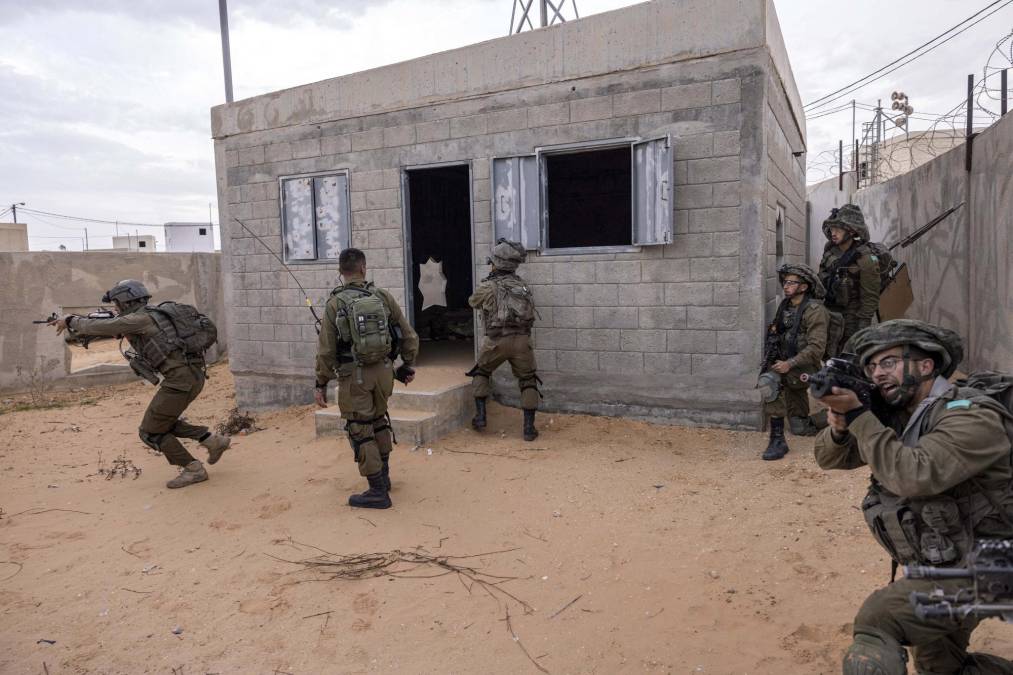 “Durante la noche ampliamos la entrada de las fuerzas del Ejército a la Franja de Gaza y se unirán a las fuerzas que ya están combatiendo”, informó hoy el portavoz del Ejército, contralmirante Daniel Hagari.