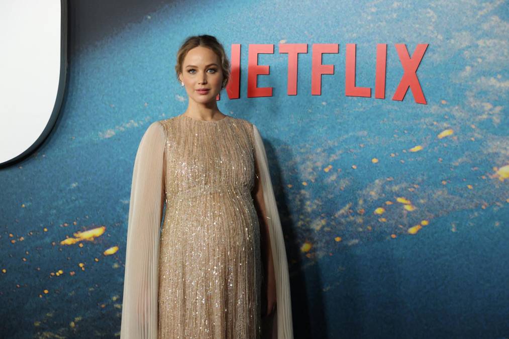 Jennifer Lawrence lució radiante en el estreno de su nueva película “Don’t Look Up”. La actriz estadounidense presumió su avanzado estado de embarazo y se veía hermosa con un diseño Dior dorado brillante.