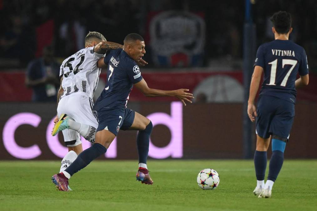 El argentino Leandro Paredes volvió al Parque de los Príncipes para enfrentar a su exequipo PSG y fue protagonista al cometerle esta falta a Kylian Mbappé.