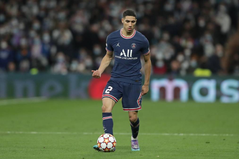 Achraf Hakimi - El lateral derecho marroquí ha sido titular indiscutible en el PSG y tuvo un buen Mundial de Qatar 2022.