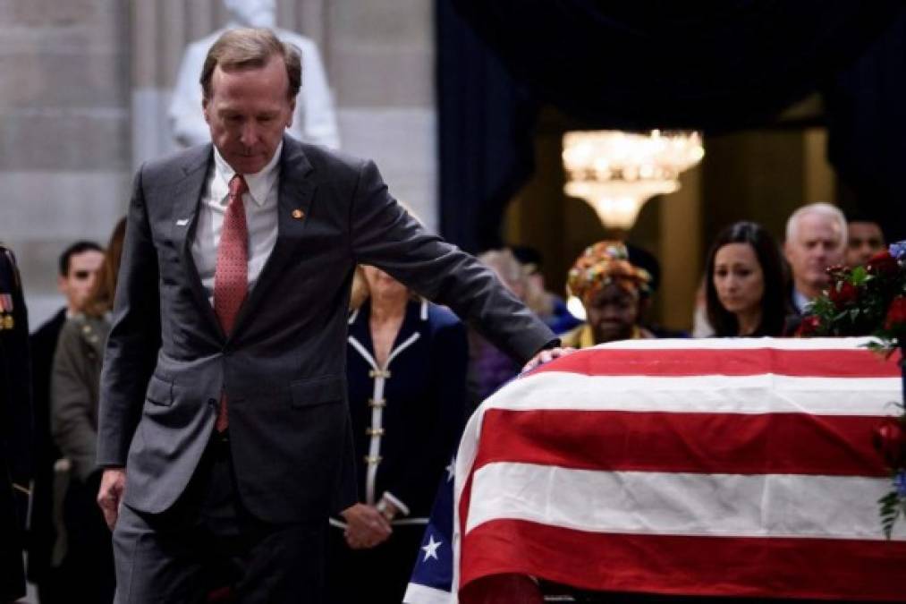 Neil Bush, el cuarto hijo del ex mandatario, no siguió el camino de la política de su padre y hermanos mayores, y se convirtió en un éxitoso empresario en Texas.