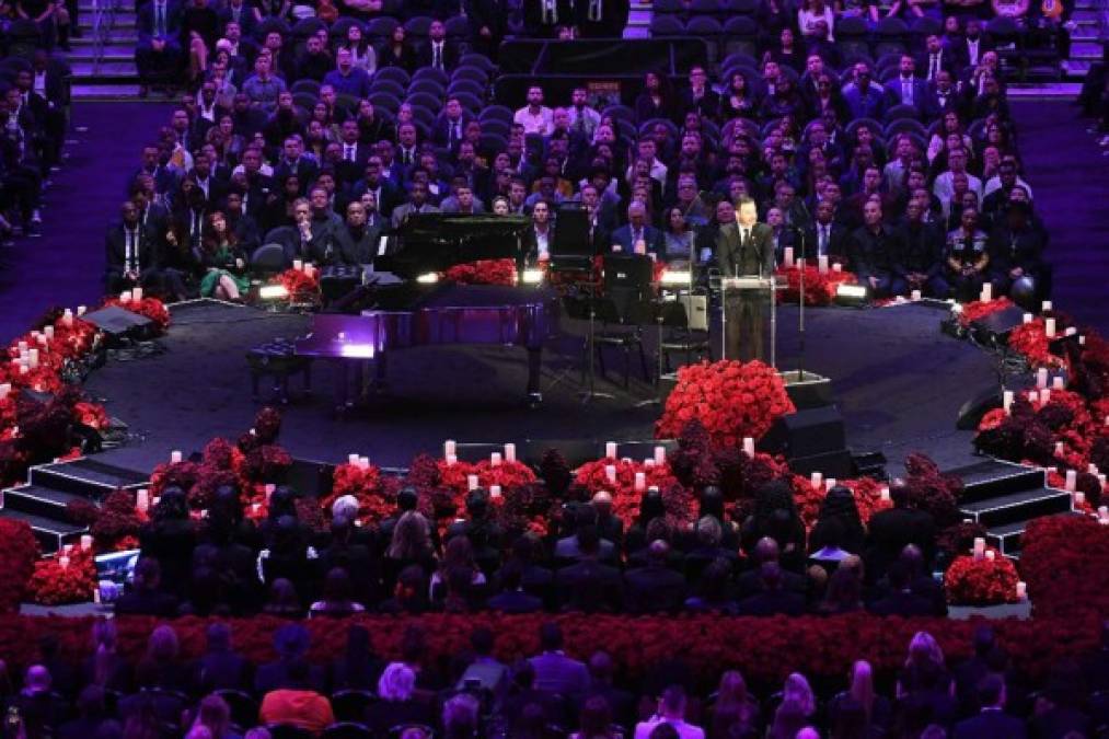 En el Staples Center en Los Ángeles se llevó a cabo la “Celebración de La Vida”, la ceremonia oficial en honor a Kobe Bryant, y su hija, Gianna, con la que los Ángeles Lakers, su familia, y casi 20.000 asistentes le rindieron un último tributo al ex jugador de la NBA.