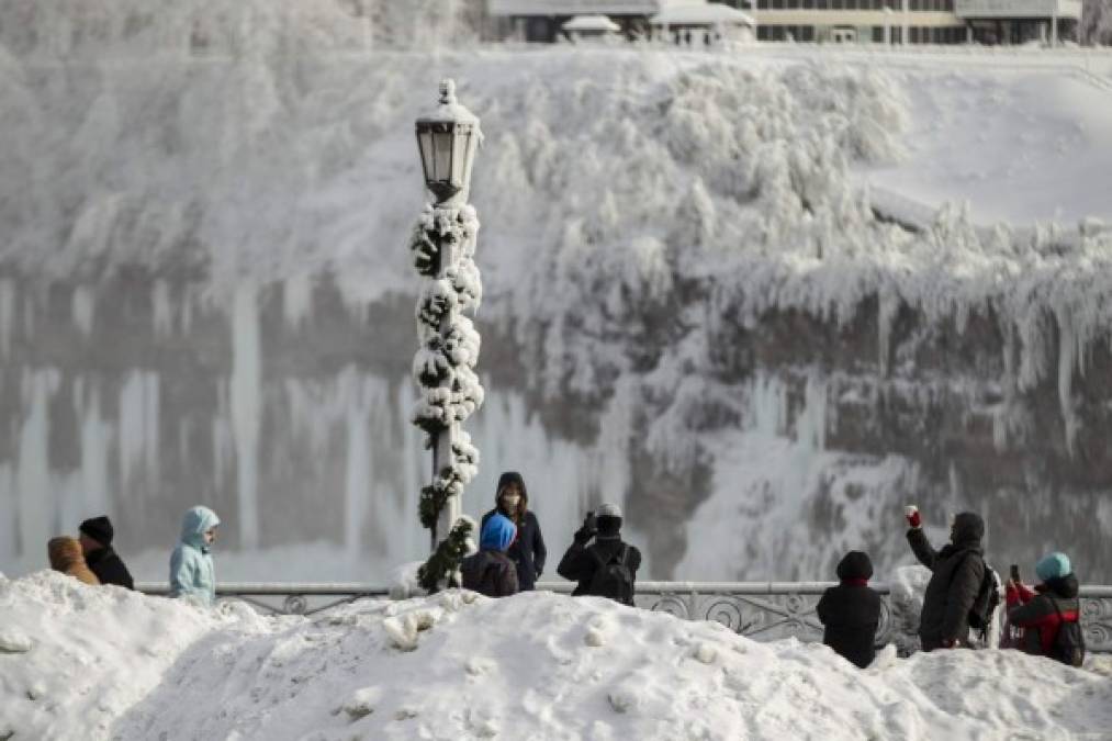 Las fotos de las cataratas rodeadas de hielo se han convertido en una atracción mundial en los últimos días.