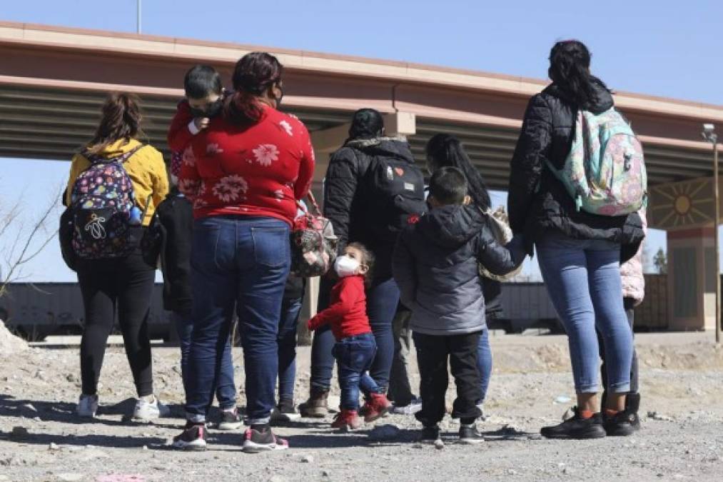 Miles de inmigrantes han ingresado ilegalmente a Estados Unidos en las últimas semanas esperanzados en obtener asilo político en ese país tras la llegada de Joe Biden a la presidencia, provocando la primera crisis fronteriza para el nuevo mandatario, informó The New York Times.