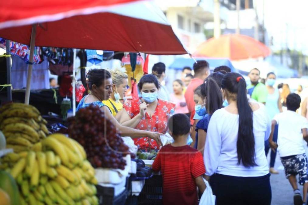 En las imágenes se observan a adultos, jóvenes y niños transitando sin debida protección en medio de la pandemia.