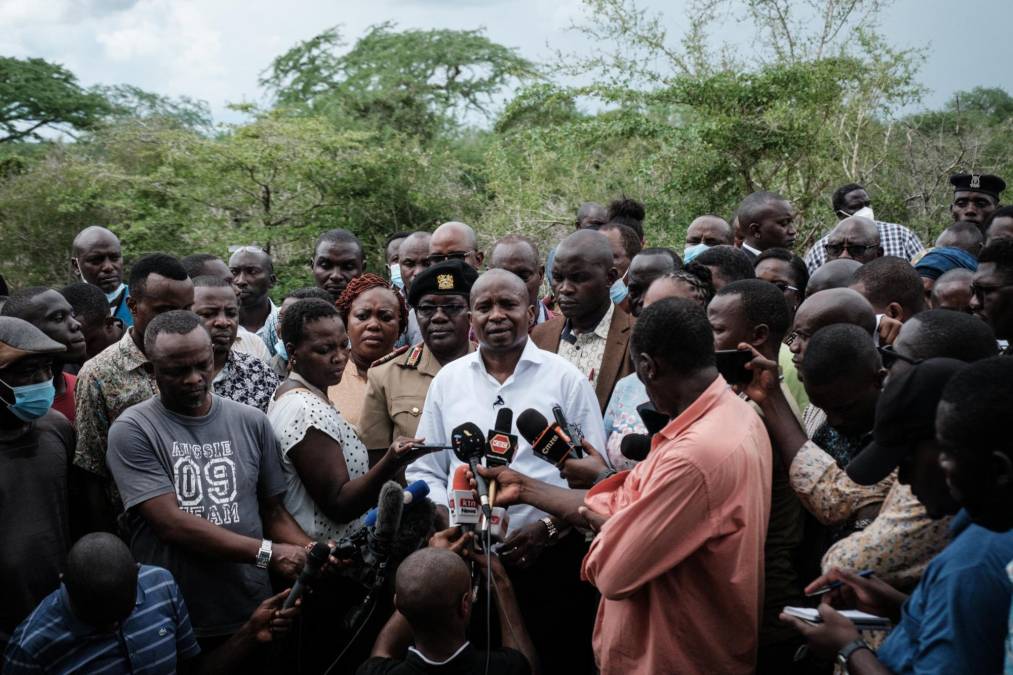 El pastor Paul Mackenzie Nthenge, un famoso televangelista guió a sus seguidores a las profundidades del bosque de Shakahola, en el sur del país, y presuntamente convenció a sus devotos de ayunar hasta la muerte para conocer a Dios.