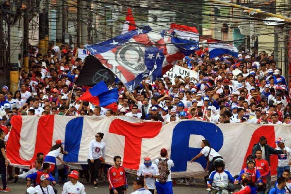 La Ultra Fiel armó su show camino al estadio Nacional, antes del arranque del partido.