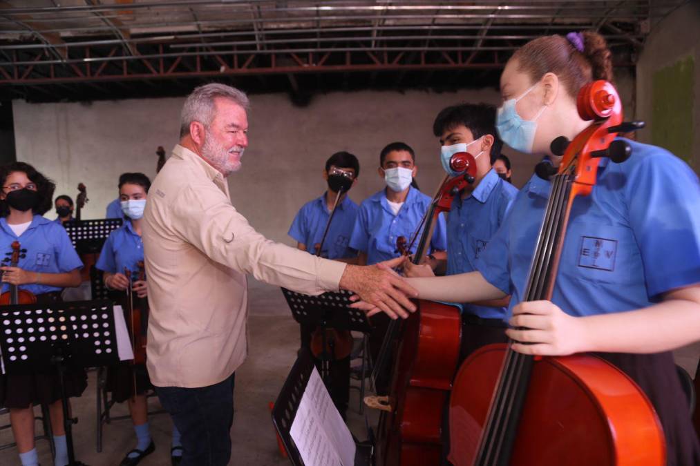 Los alumnos de la Escuela de Música Victoriano López sorprendieron al alcalde Contreras y al equipo de voluntarios con amena presentación artística.