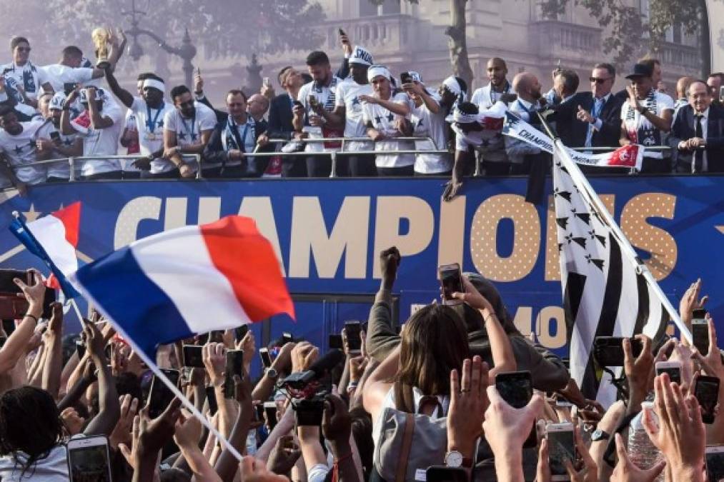 En un autobús decorado con dos estrellas y con la mención 'Campeón del mundo' se dirigieron hacia los Campos Elíseos.